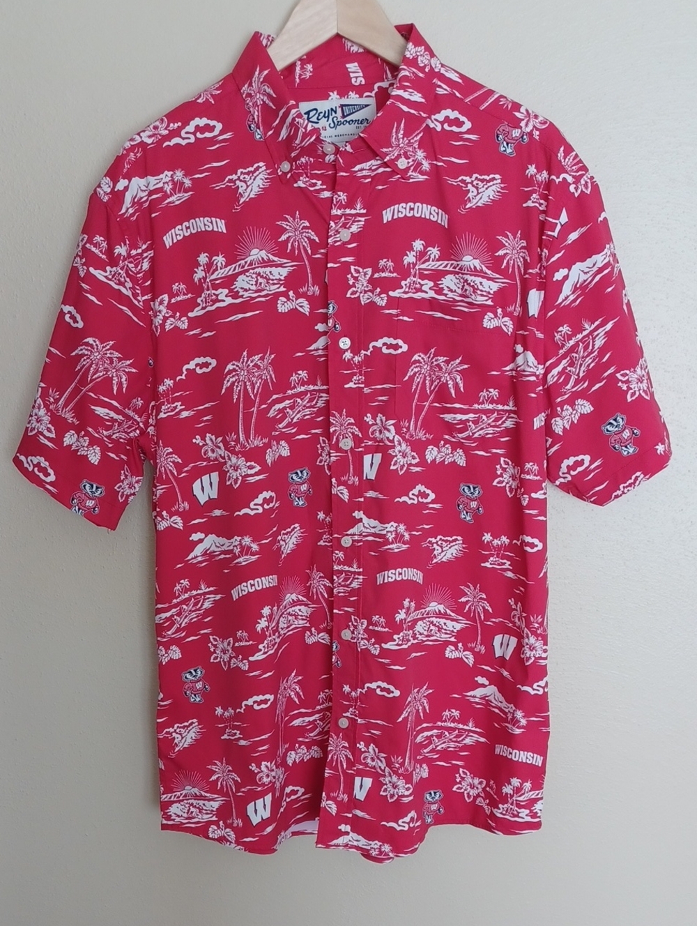 Reyn Spooner University of Wisconsin Badgers Bucky Hawaiian Shirt SZ L NWOT